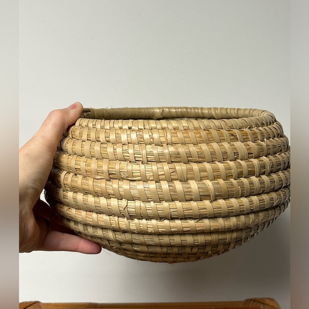 NEW PINE NEEDLE HAND WOVEN BASKET MADE IN GUATAMALA - Picture 4 of 7